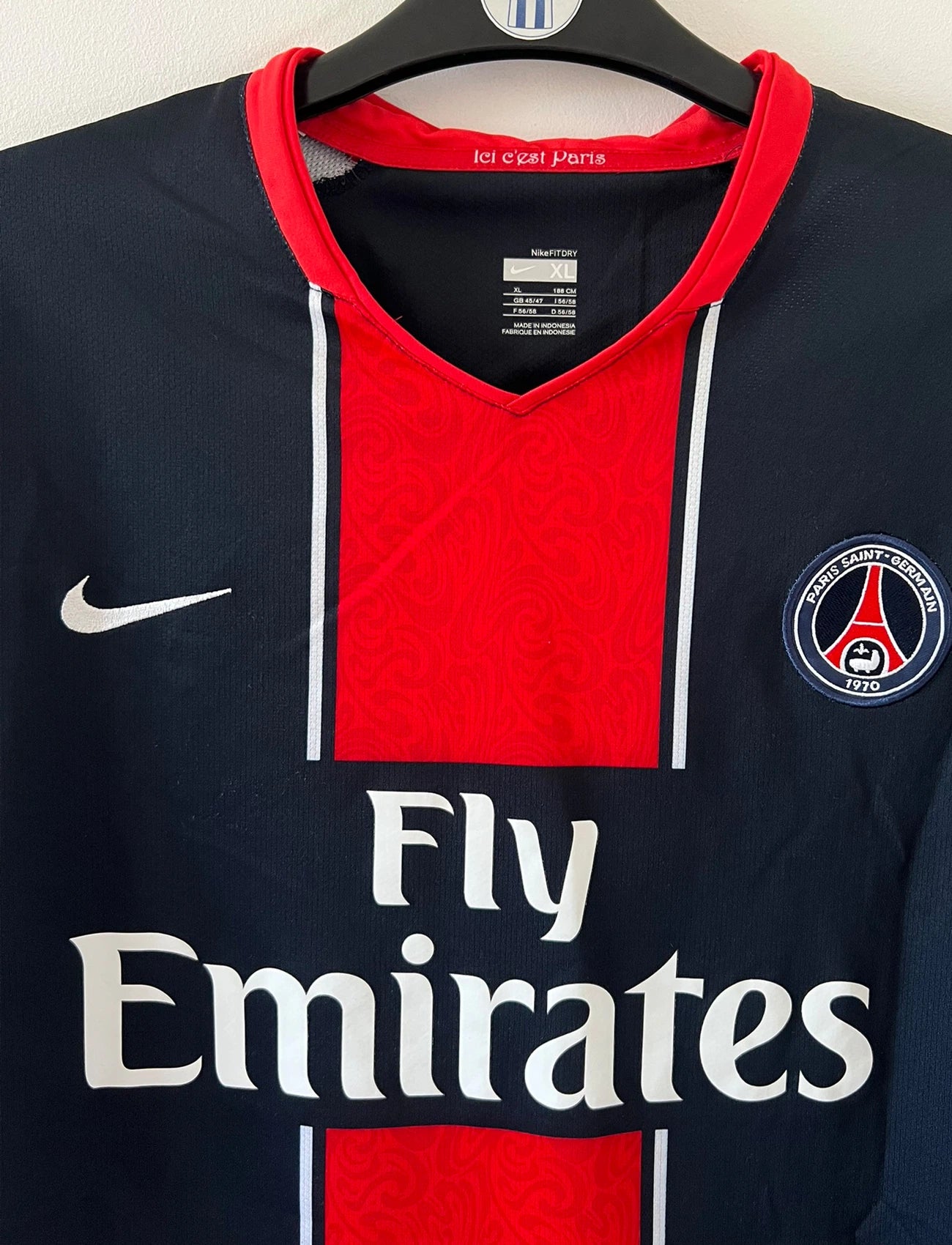 Maillot de foot vintage domicile bleu du PSG de la saison 2007/2008. On peut retrouver l'équipementier Nike et le sponsor Fly Emirates. Il s'agit d'un maillot authentique d'époque.