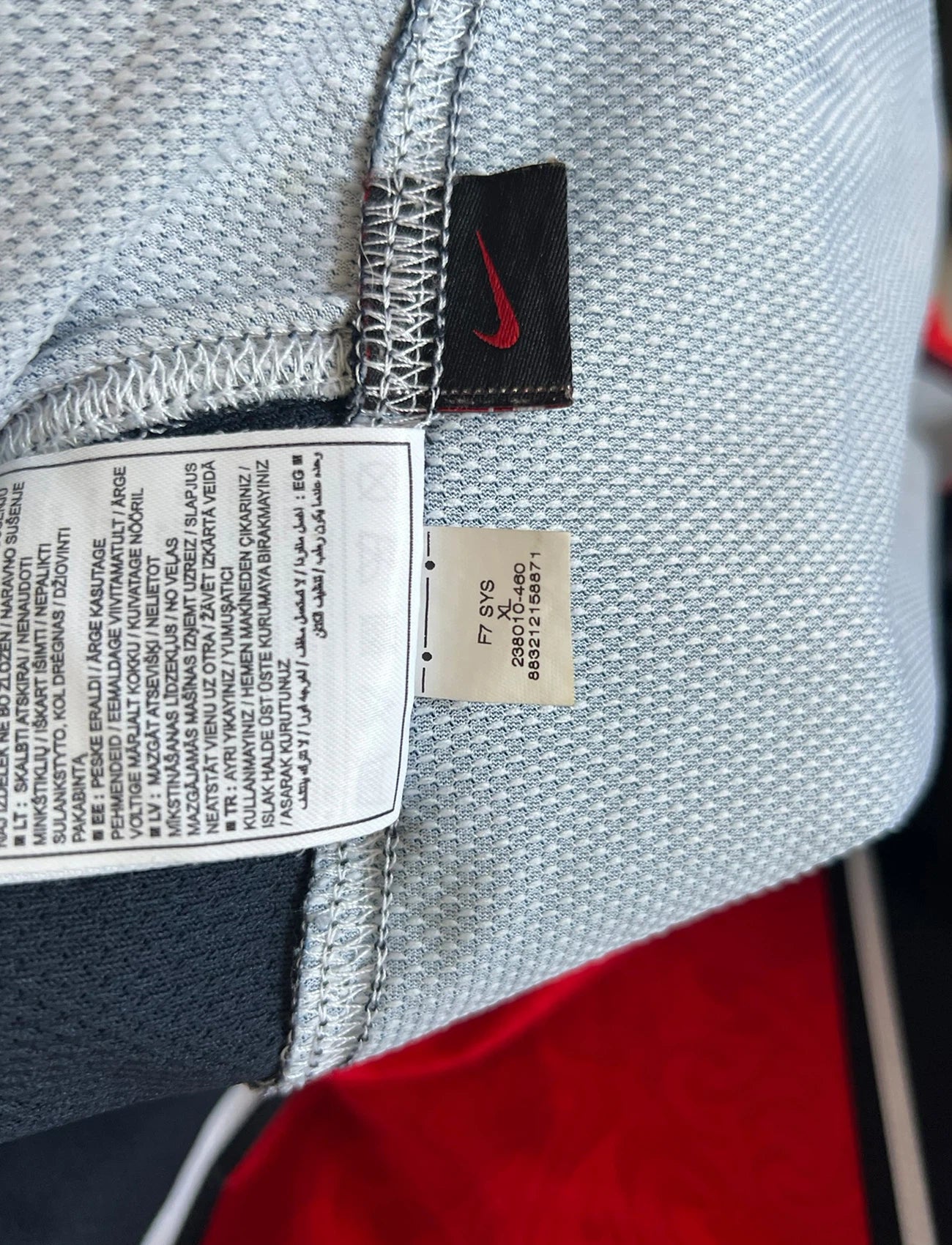 Maillot de foot vintage domicile bleu du PSG de la saison 2007/2008. On peut retrouver l'équipementier Nike et le sponsor Fly Emirates. Il s'agit d'un maillot authentique d'époque.