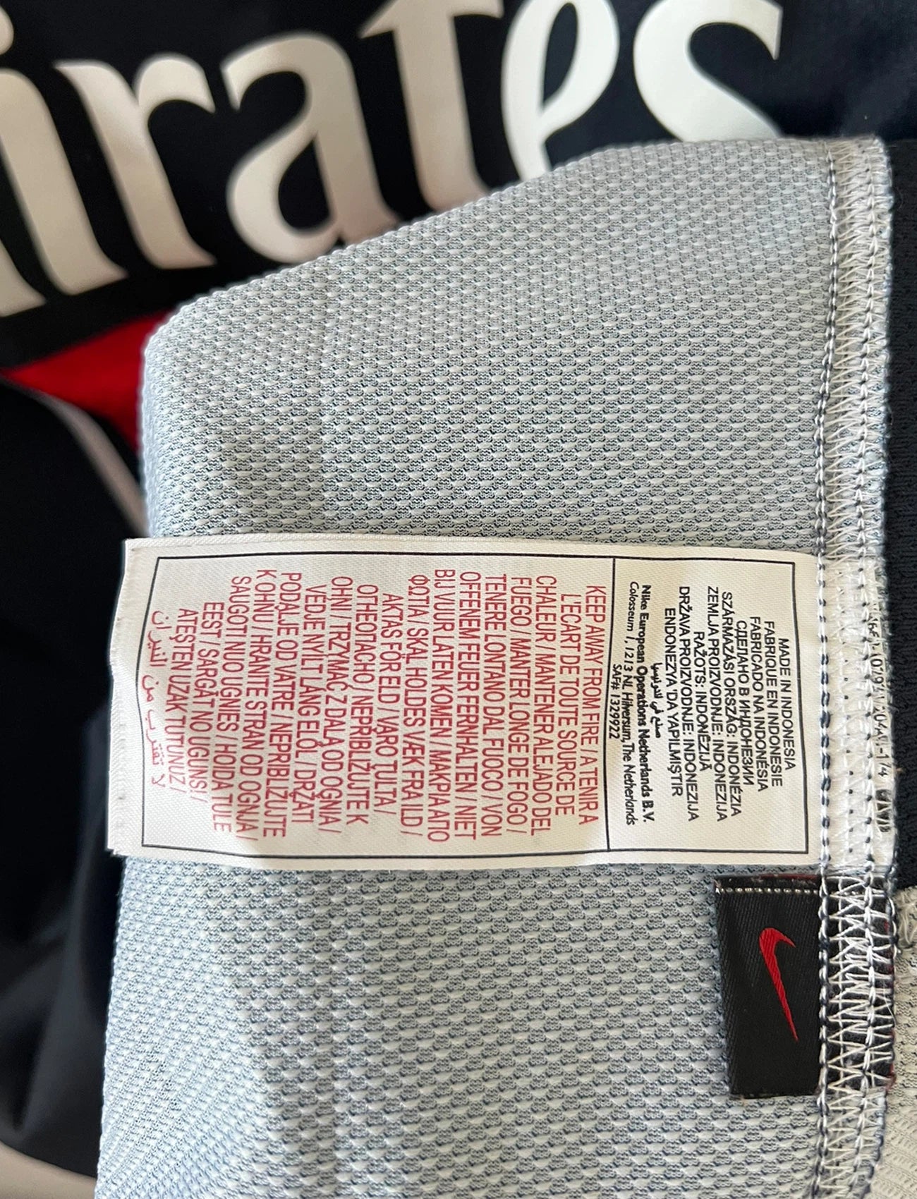 Maillot de foot vintage domicile bleu du PSG de la saison 2007/2008. On peut retrouver l'équipementier Nike et le sponsor Fly Emirates. Il s'agit d'un maillot authentique d'époque.