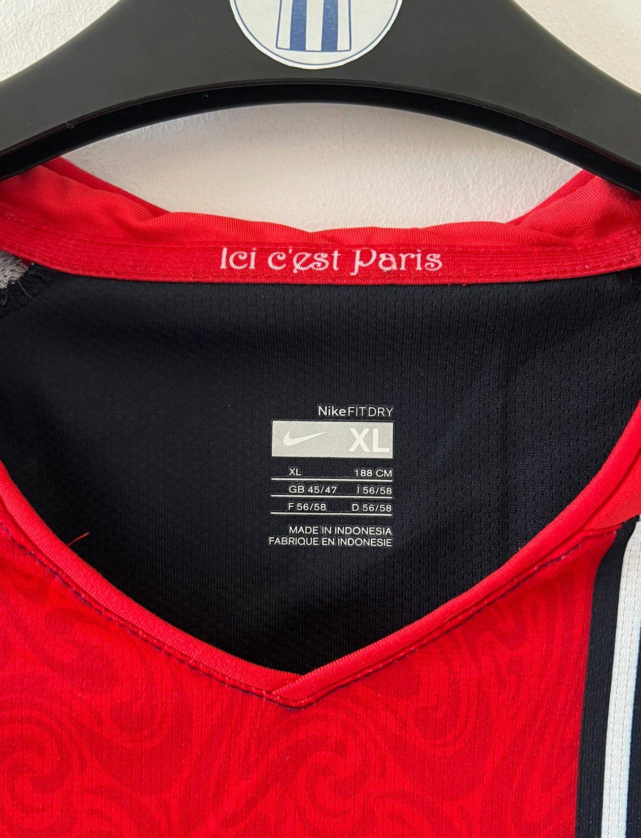 Maillot de foot vintage domicile bleu du PSG de la saison 2007/2008. On peut retrouver l'équipementier Nike et le sponsor Fly Emirates. Il s'agit d'un maillot authentique d'époque.