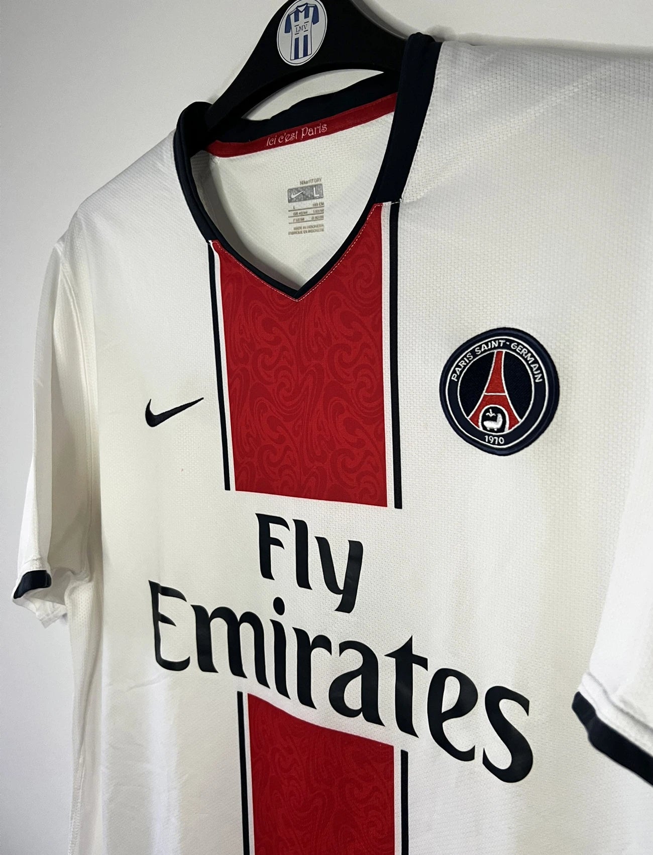 Maillot de foot vintage extérieur blanc du PSG de la saison 2007/2008. On peut retrouver l'équipementier Nike et le sponsor Fly Emirates. Le maillot est floqué du numéro 9 Pauleta. Il s'agit d'un maillot authentique comportant le numéro 238010-105.