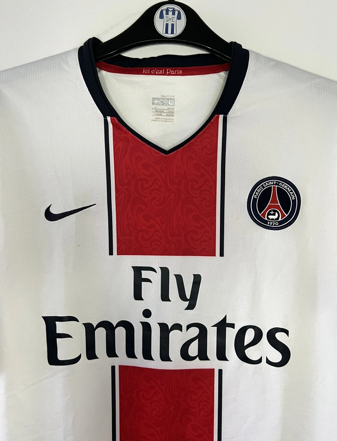Maillot de foot vintage extérieur blanc du PSG de la saison 2007/2008. On peut retrouver l'équipementier Nike et le sponsor Fly Emirates. Le maillot est floqué du numéro 9 Pauleta. Il s'agit d'un maillot authentique comportant le numéro 238010-105.