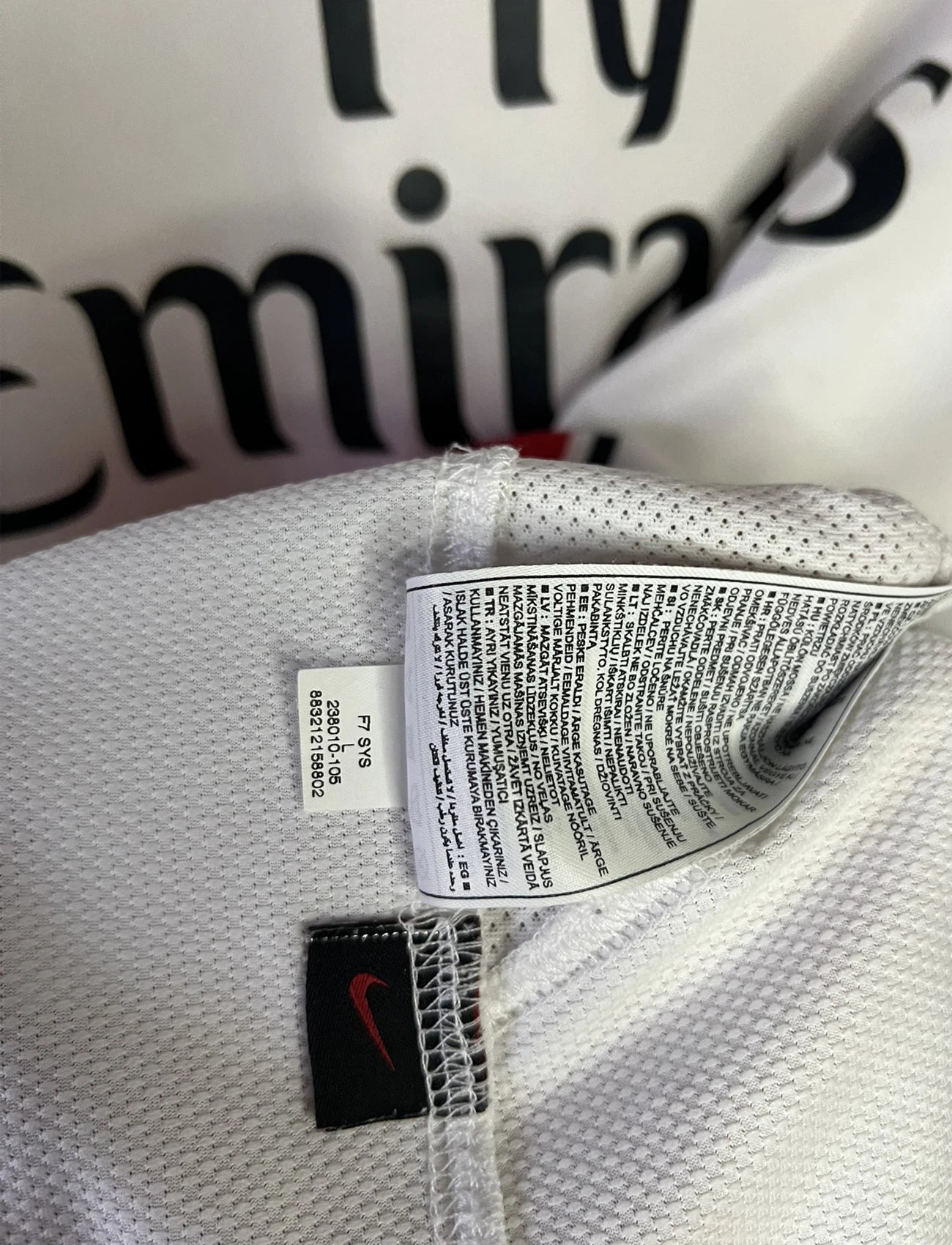 Maillot de foot vintage extérieur blanc du PSG de la saison 2007/2008. On peut retrouver l'équipementier Nike et le sponsor Fly Emirates. Le maillot est floqué du numéro 9 Pauleta. Il s'agit d'un maillot authentique comportant le numéro 238010-105.
