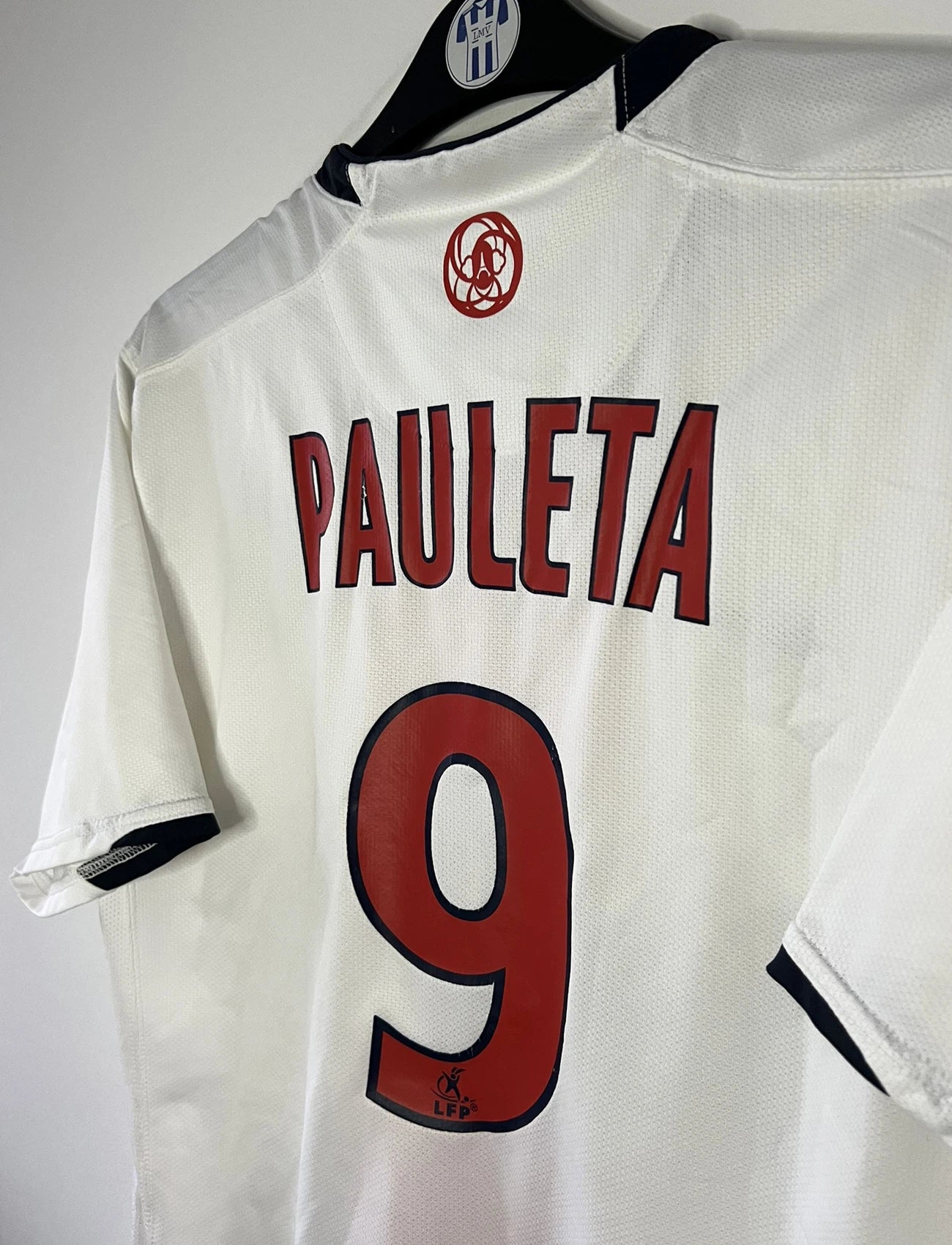 Maillot de foot vintage extérieur blanc du PSG de la saison 2007/2008. On peut retrouver l'équipementier Nike et le sponsor Fly Emirates. Le maillot est floqué du numéro 9 Pauleta. Il s'agit d'un maillot authentique comportant le numéro 238010-105.