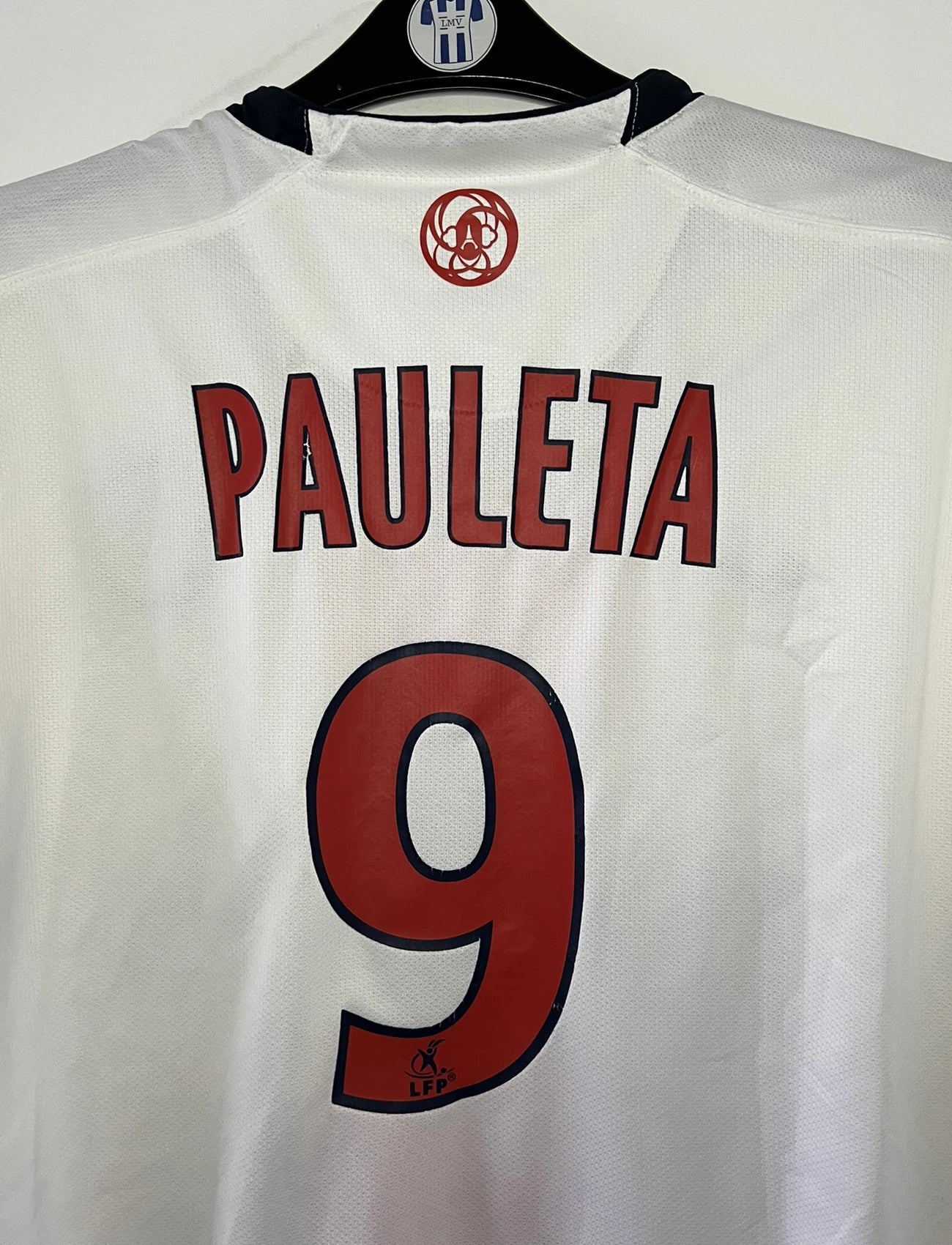 Maillot de foot vintage extérieur blanc du PSG de la saison 2007/2008. On peut retrouver l'équipementier Nike et le sponsor Fly Emirates. Le maillot est floqué du numéro 9 Pauleta. Il s'agit d'un maillot authentique comportant le numéro 238010-105.