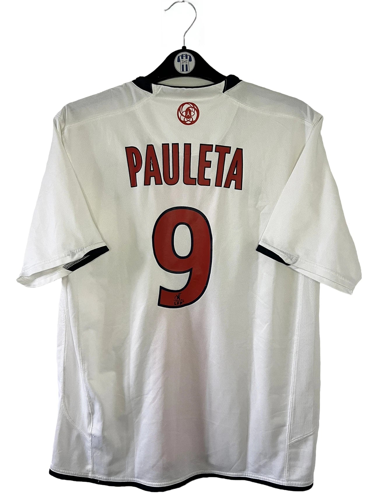 Maillot de foot vintage extérieur blanc du PSG de la saison 2007/2008. On peut retrouver l'équipementier Nike et le sponsor Fly Emirates. Le maillot est floqué du numéro 9 Pauleta. Il s'agit d'un maillot authentique comportant le numéro 238010-105.