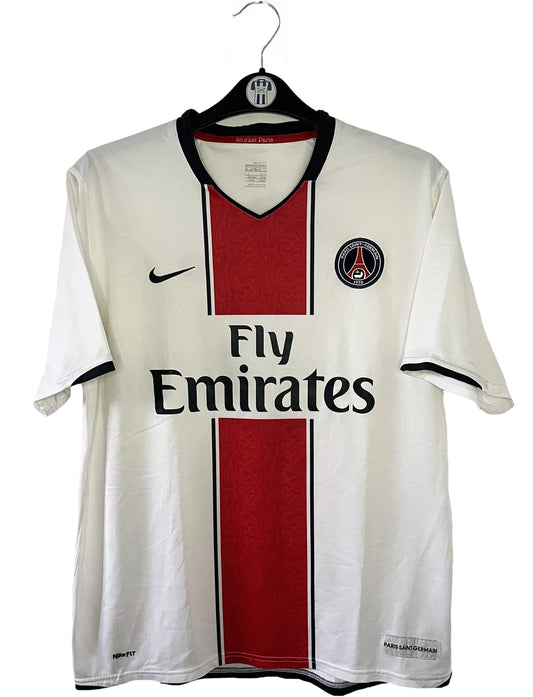 Maillot de foot vintage extérieur blanc du PSG de la saison 2007/2008. On peut retrouver l'équipementier Nike et le sponsor Fly Emirates. Le maillot est floqué du numéro 9 Pauleta. Il s'agit d'un maillot authentique comportant le numéro 238010-105.