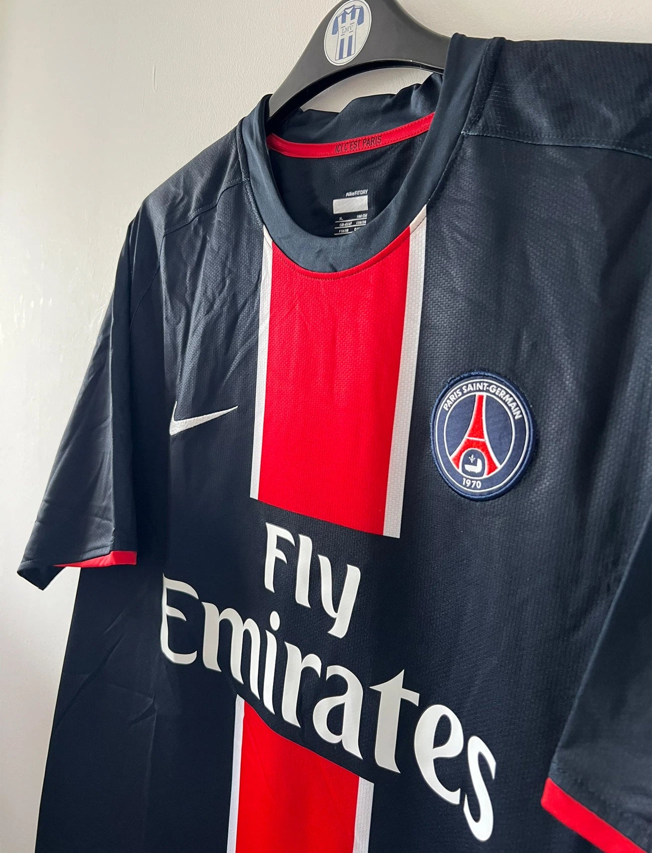 Maillot de foot vintage bleu du PSG de la saison 2008/2009. On peut retrouver l'équipementier Nike et le sponsor Fly Emirates. Il s'agit d'un maillot authentique d'époque.
