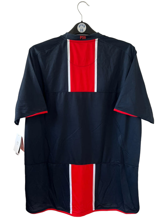 Maillot de foot vintage bleu du PSG de la saison 2008/2009. On peut retrouver l'équipementier Nike et le sponsor Fly Emirates. Il s'agit d'un maillot authentique d'époque.