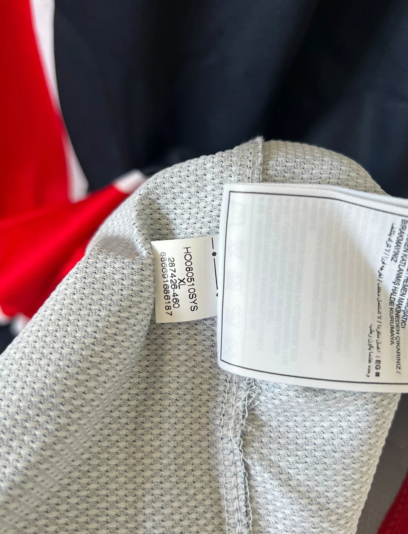 Maillot de foot vintage bleu du PSG de la saison 2008/2009. On peut retrouver l'équipementier Nike et le sponsor Fly Emirates. Il s'agit d'un maillot authentique d'époque.