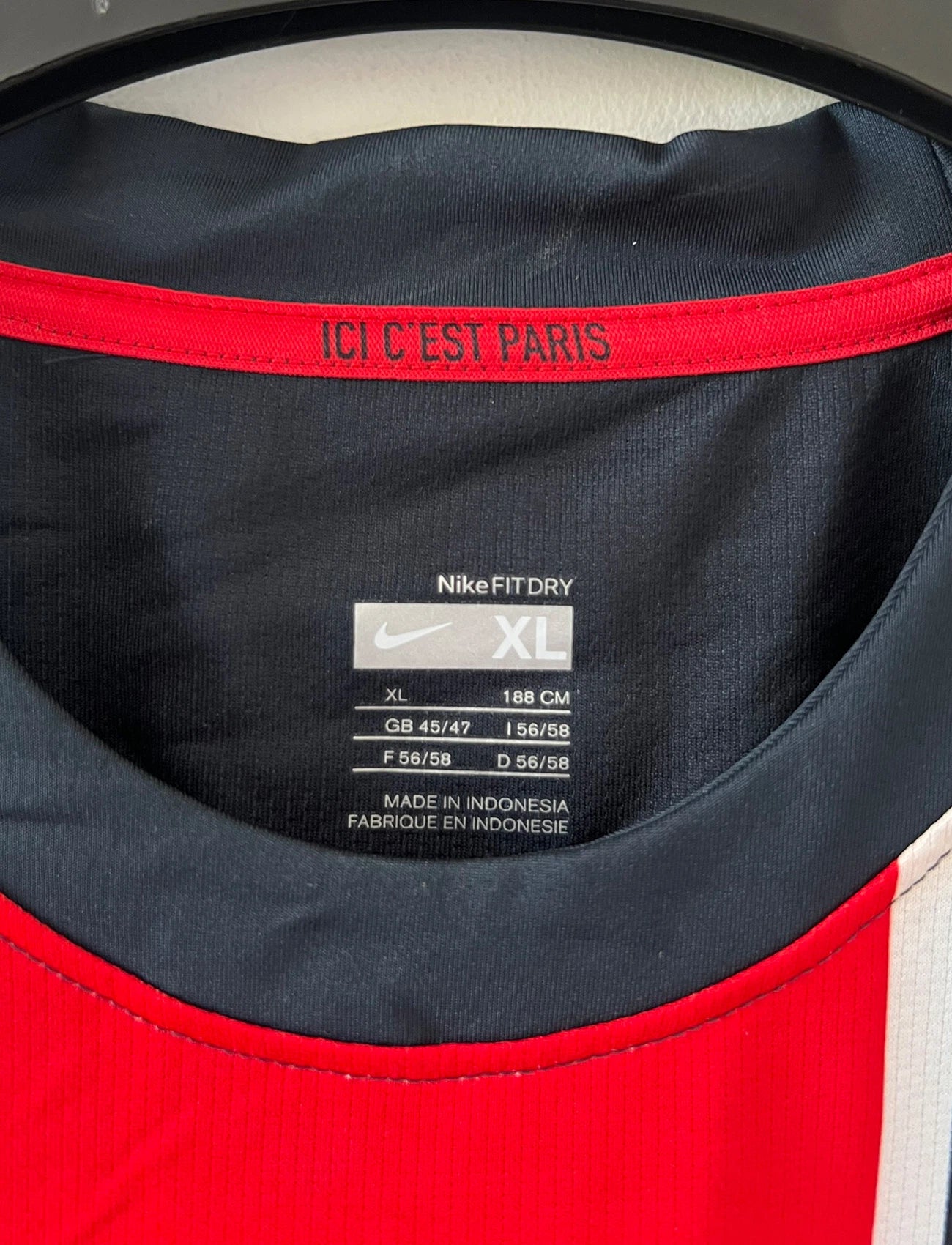 Maillot de foot vintage bleu du PSG de la saison 2008/2009. On peut retrouver l'équipementier Nike et le sponsor Fly Emirates. Il s'agit d'un maillot authentique d'époque.
