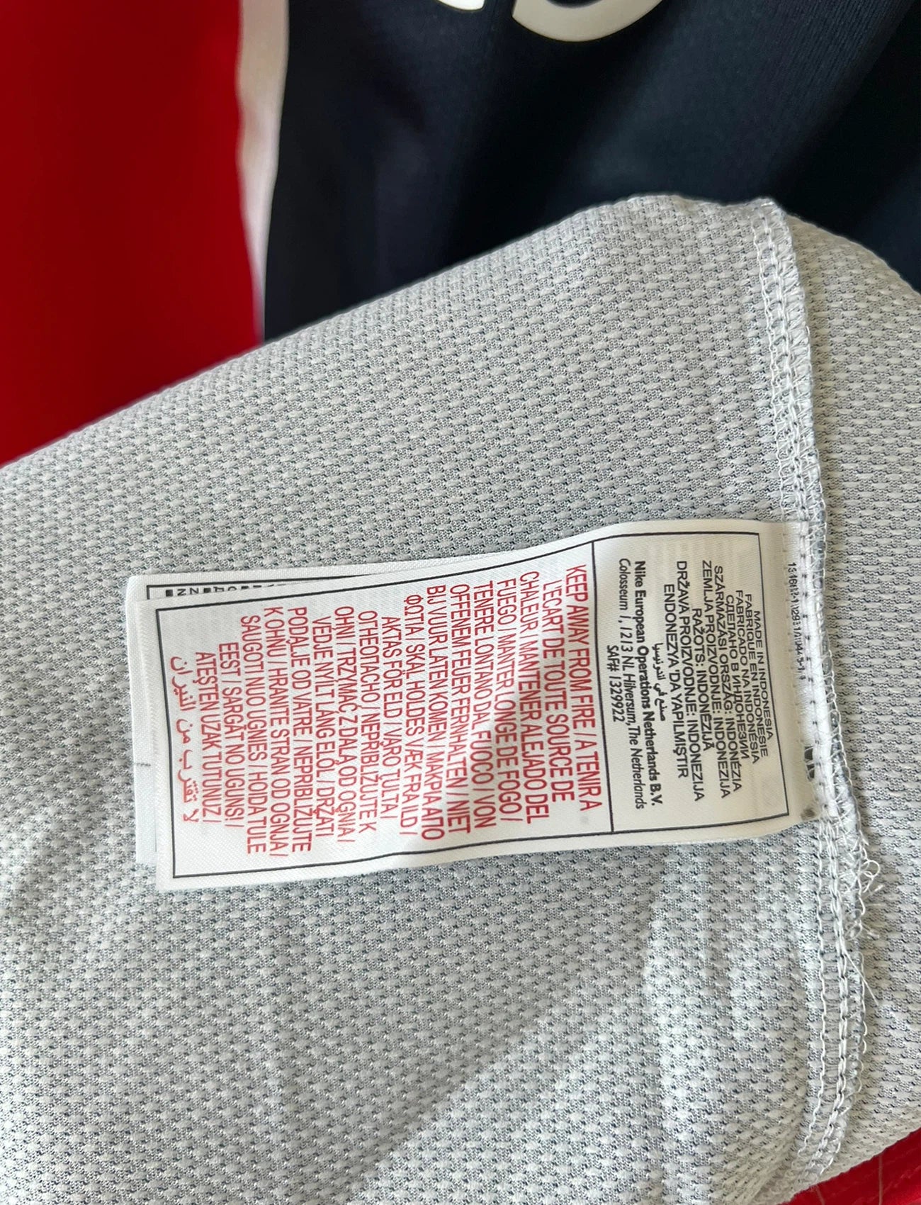 Maillot de foot vintage bleu du PSG de la saison 2008/2009. On peut retrouver l'équipementier Nike et le sponsor Fly Emirates. Il s'agit d'un maillot authentique d'époque.