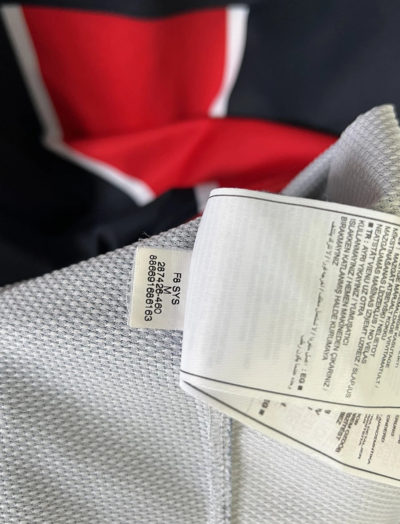 Maillot de foot vintage domicile bleu du PSG de la saison 2008/2009. On peut retrouver l'équipementier Nike et le sponsor Fly Emirates. Le maillot est floqué du numéro 4 Claude Makelele. Il s'agit d'un maillot authentique comportant les numéros 287426-460.