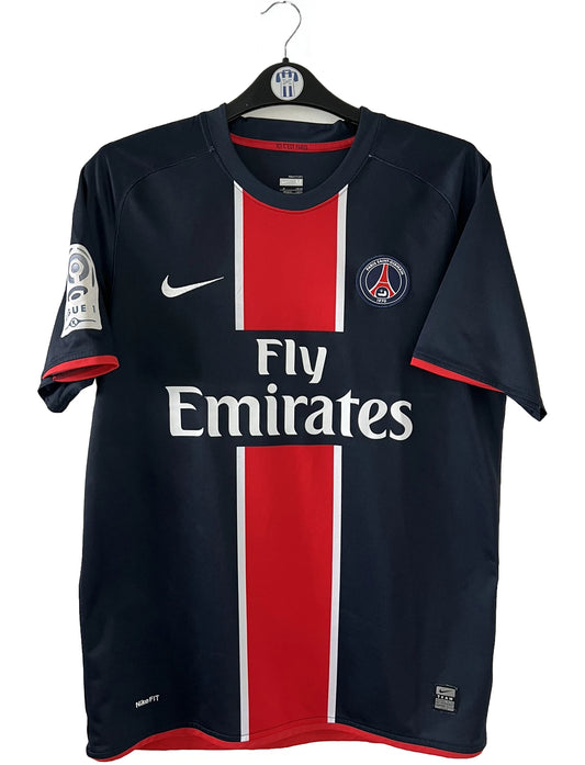 Maillot de foot vintage domicile bleu du PSG de la saison 2008/2009. On peut retrouver l'équipementier Nike et le sponsor Fly Emirates. Le maillot est floqué du numéro 4 Claude Makelele. Il s'agit d'un maillot authentique comportant les numéros 287426-460.