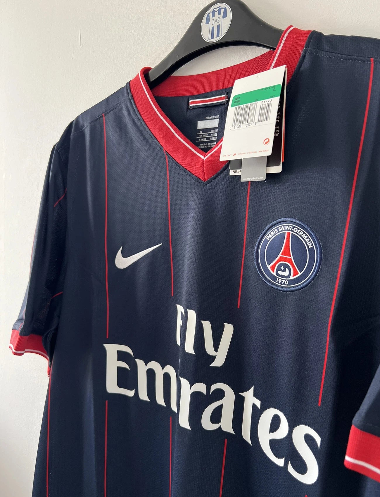 Maillot de foot vintage domicile bleu du PSG de la saison 2009/2010. On peut retrouver l'équipementier Nike et le sponsor fly emirates. Il s'agit d'un maillot authentique d'époque.