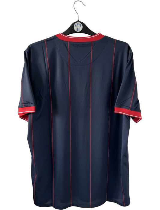 Maillot de foot vintage domicile bleu du PSG de la saison 2009/2010. On peut retrouver l'équipementier Nike et le sponsor fly emirates. Il s'agit d'un maillot authentique d'époque.