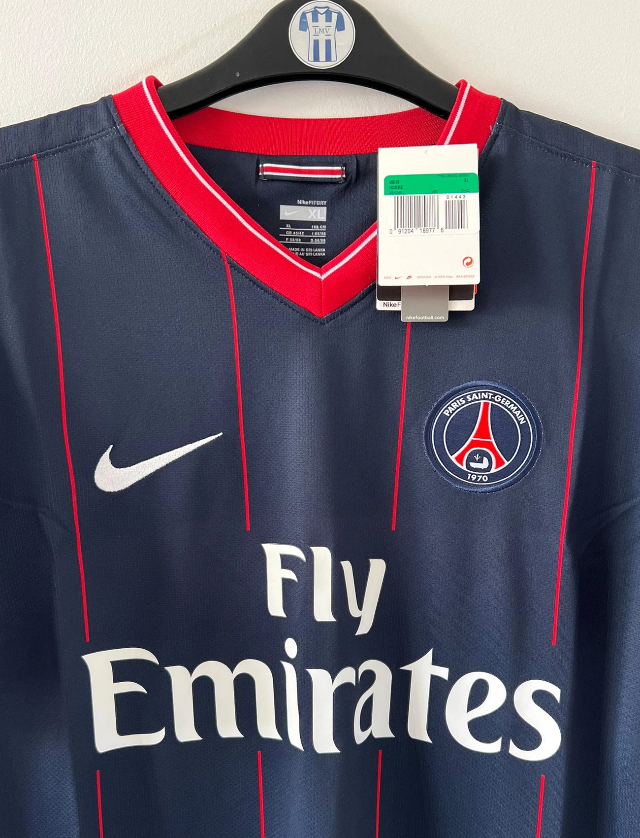 Maillot de foot vintage domicile bleu du PSG de la saison 2009/2010. On peut retrouver l'équipementier Nike et le sponsor fly emirates. Il s'agit d'un maillot authentique d'époque.