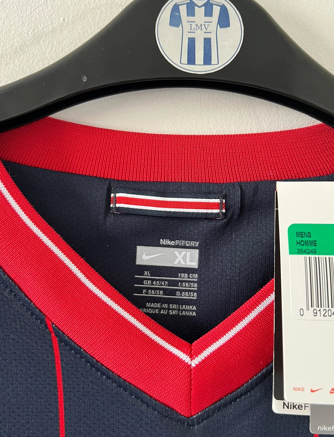 Maillot de foot vintage domicile bleu du PSG de la saison 2009/2010. On peut retrouver l'équipementier Nike et le sponsor fly emirates. Il s'agit d'un maillot authentique d'époque.