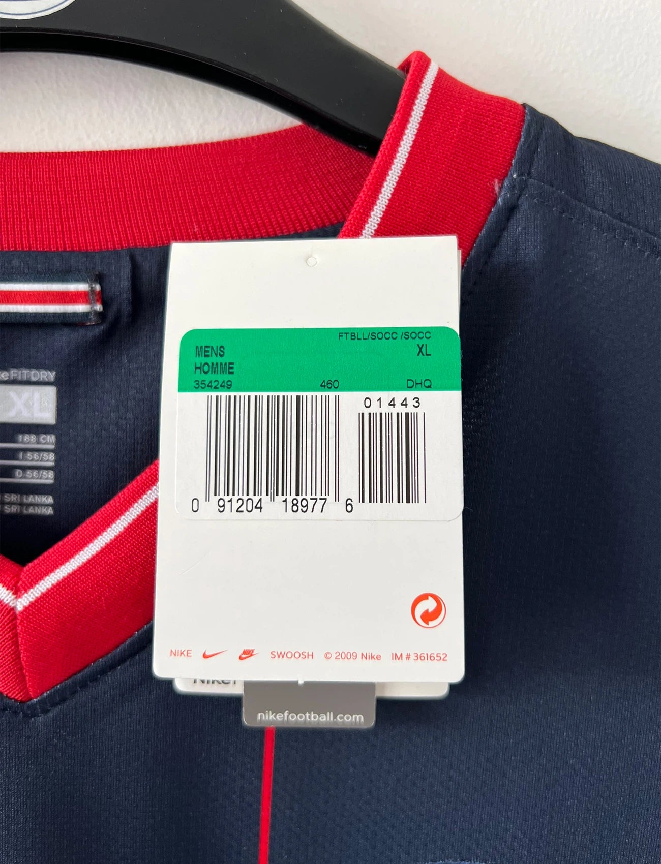 Maillot de foot vintage domicile bleu du PSG de la saison 2009/2010. On peut retrouver l'équipementier Nike et le sponsor fly emirates. Il s'agit d'un maillot authentique d'époque.