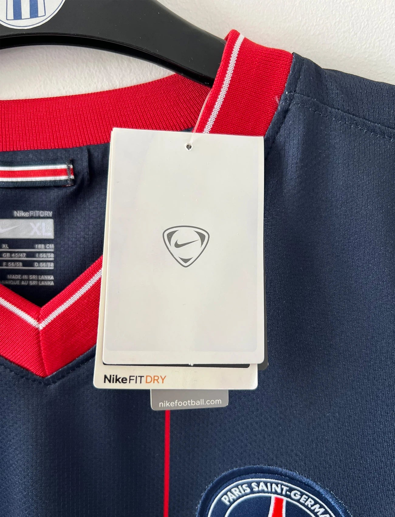 Maillot de foot vintage domicile bleu du PSG de la saison 2009/2010. On peut retrouver l'équipementier Nike et le sponsor fly emirates. Il s'agit d'un maillot authentique d'époque.