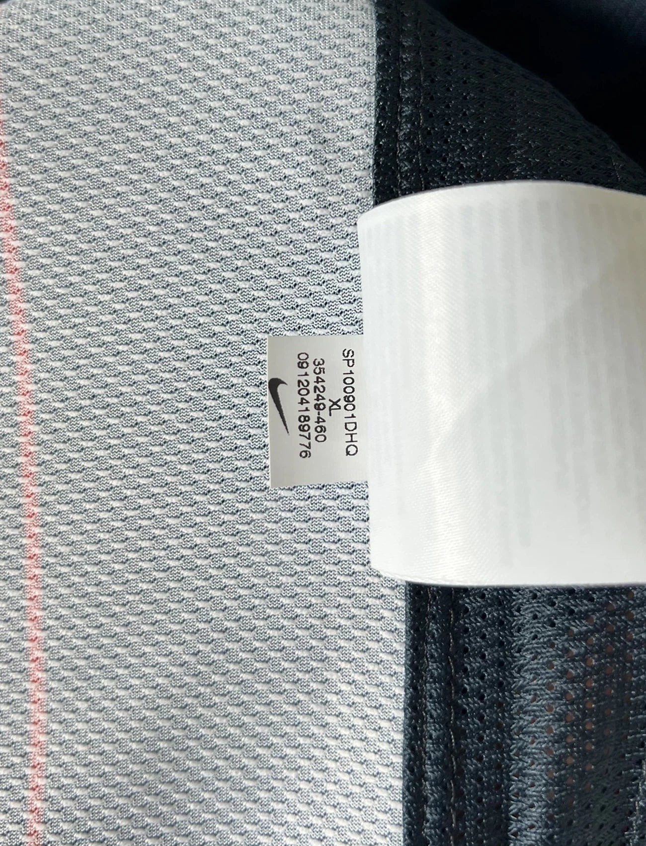 Maillot de foot vintage domicile bleu du PSG de la saison 2009/2010. On peut retrouver l'équipementier Nike et le sponsor fly emirates. Il s'agit d'un maillot authentique d'époque.