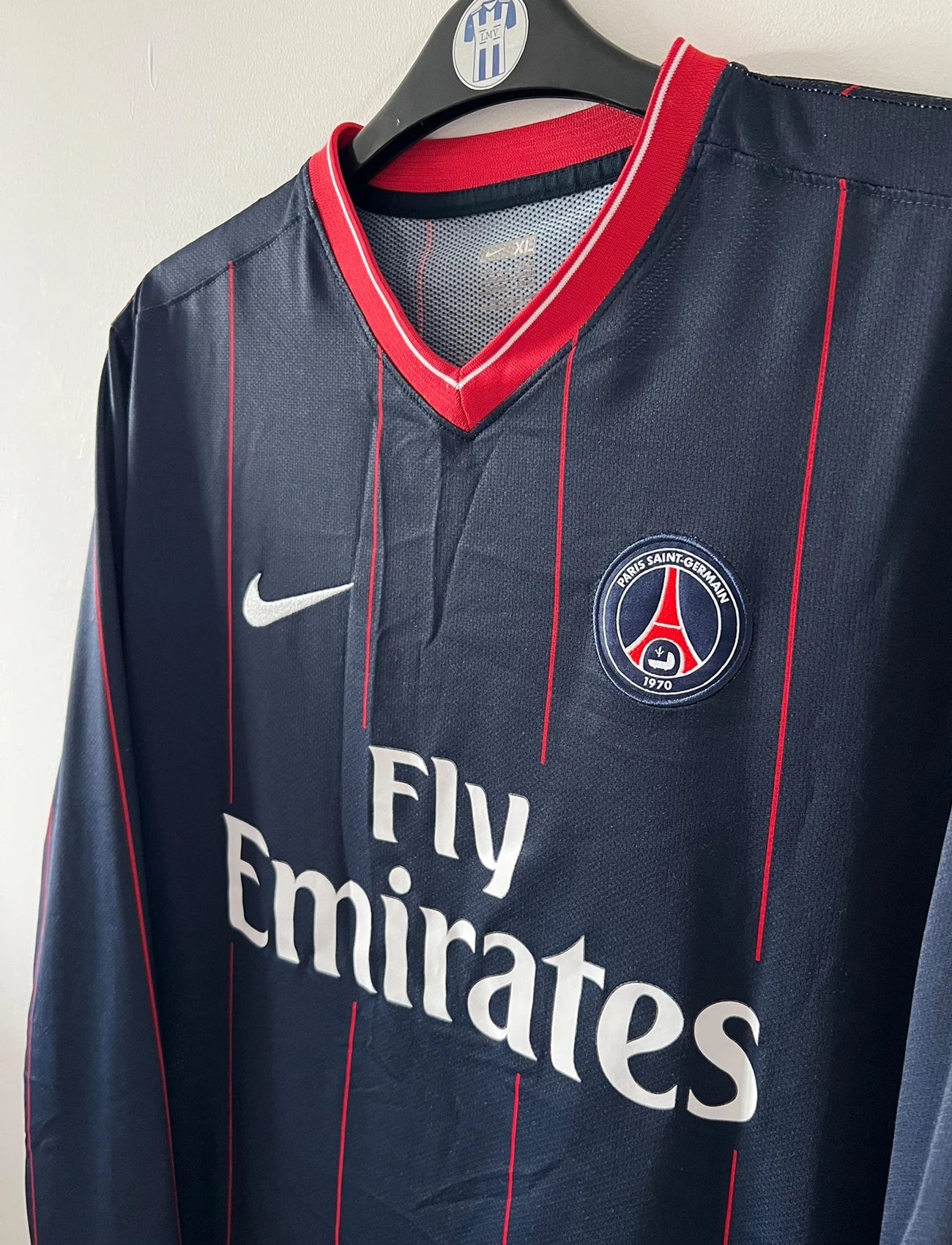 Maillot de foot vintage domicile bleu du PSG de la saison 2009/2010. Il s'agit d'un maillot issu du stock pro du club. On peut retrouver l'équipementier Nike et le sponsor Fly Emirates. Il s'agit d'un maillot authentique d'époque.