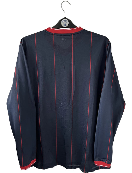 Maillot de foot vintage domicile bleu du PSG de la saison 2009/2010. Il s'agit d'un maillot issu du stock pro du club. On peut retrouver l'équipementier Nike et le sponsor Fly Emirates. Il s'agit d'un maillot authentique d'époque.