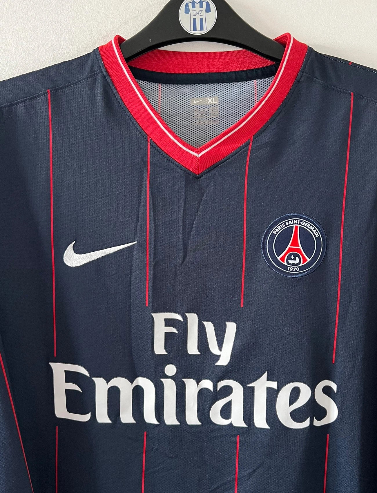 Maillot de foot vintage domicile bleu du PSG de la saison 2009/2010. Il s'agit d'un maillot issu du stock pro du club. On peut retrouver l'équipementier Nike et le sponsor Fly Emirates. Il s'agit d'un maillot authentique d'époque.