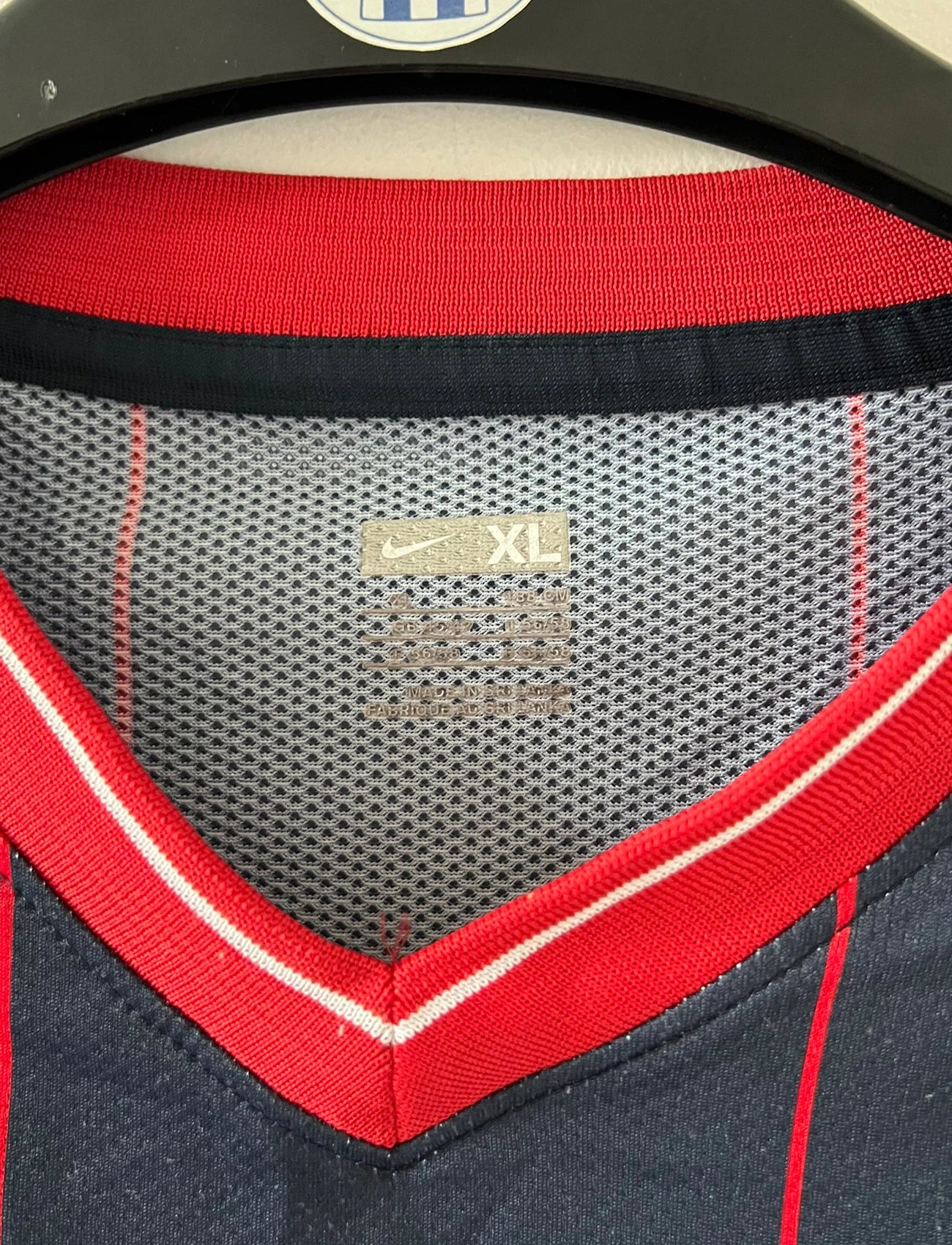 Maillot de foot vintage domicile bleu du PSG de la saison 2009/2010. Il s'agit d'un maillot issu du stock pro du club. On peut retrouver l'équipementier Nike et le sponsor Fly Emirates. Il s'agit d'un maillot authentique d'époque.