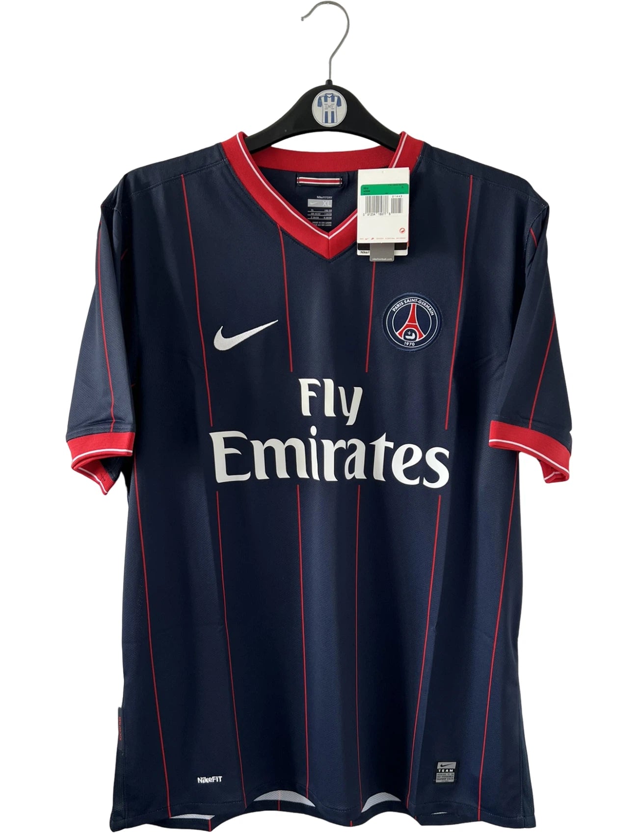 Maillot de foot vintage domicile bleu du PSG de la saison 2009/2010. On peut retrouver l'équipementier Nike et le sponsor fly emirates. Il s'agit d'un maillot authentique d'époque.