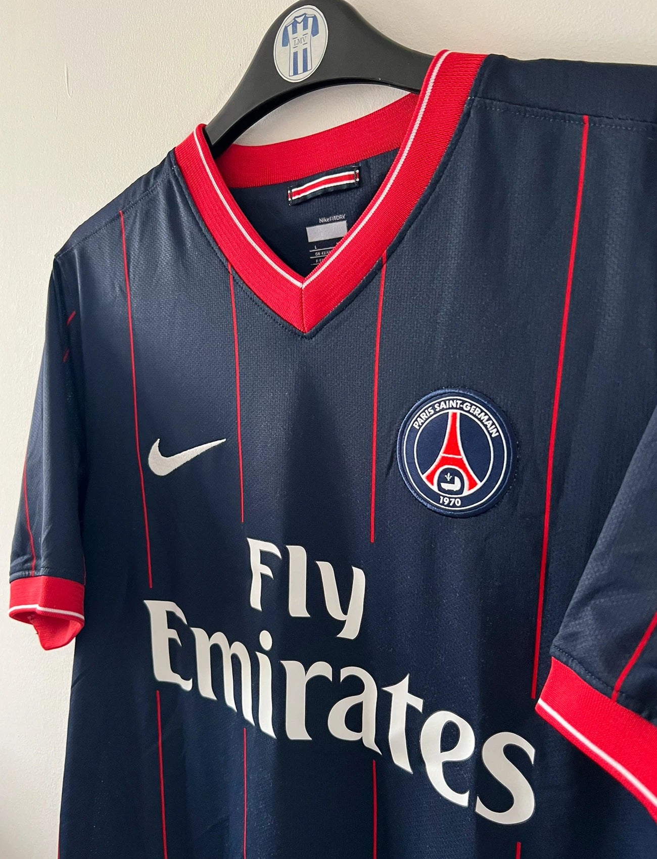 Maillot de foot vintage domicile bleu et rouge du psg 2009/2010. On peut retrouver l'équipementier Nike et le sponsor Fly Emirates. Il s'agit d'un maillot authentique d'époque.