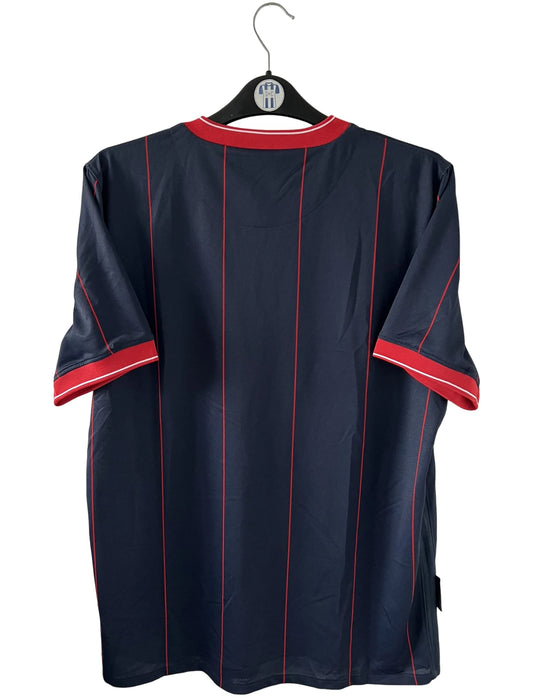 Maillot de foot vintage domicile bleu et rouge du psg 2009/2010. On peut retrouver l'équipementier Nike et le sponsor Fly Emirates. Il s'agit d'un maillot authentique d'époque.