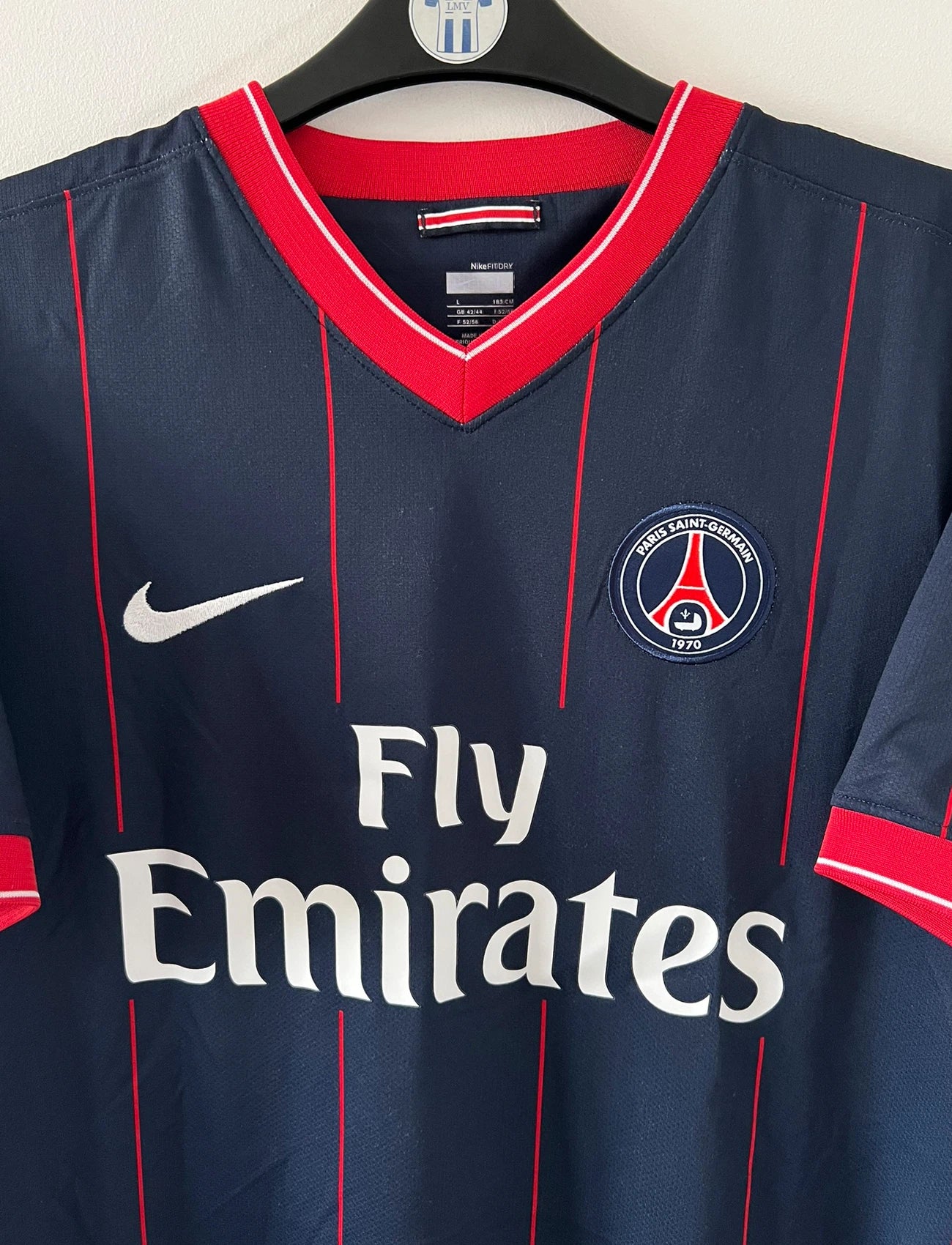 Maillot de foot vintage domicile bleu et rouge du psg 2009/2010. On peut retrouver l'équipementier Nike et le sponsor Fly Emirates. Il s'agit d'un maillot authentique d'époque.
