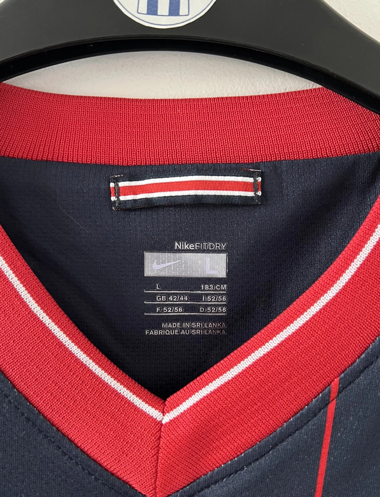 Maillot de foot vintage domicile bleu et rouge du psg 2009/2010. On peut retrouver l'équipementier Nike et le sponsor Fly Emirates. Il s'agit d'un maillot authentique d'époque.
