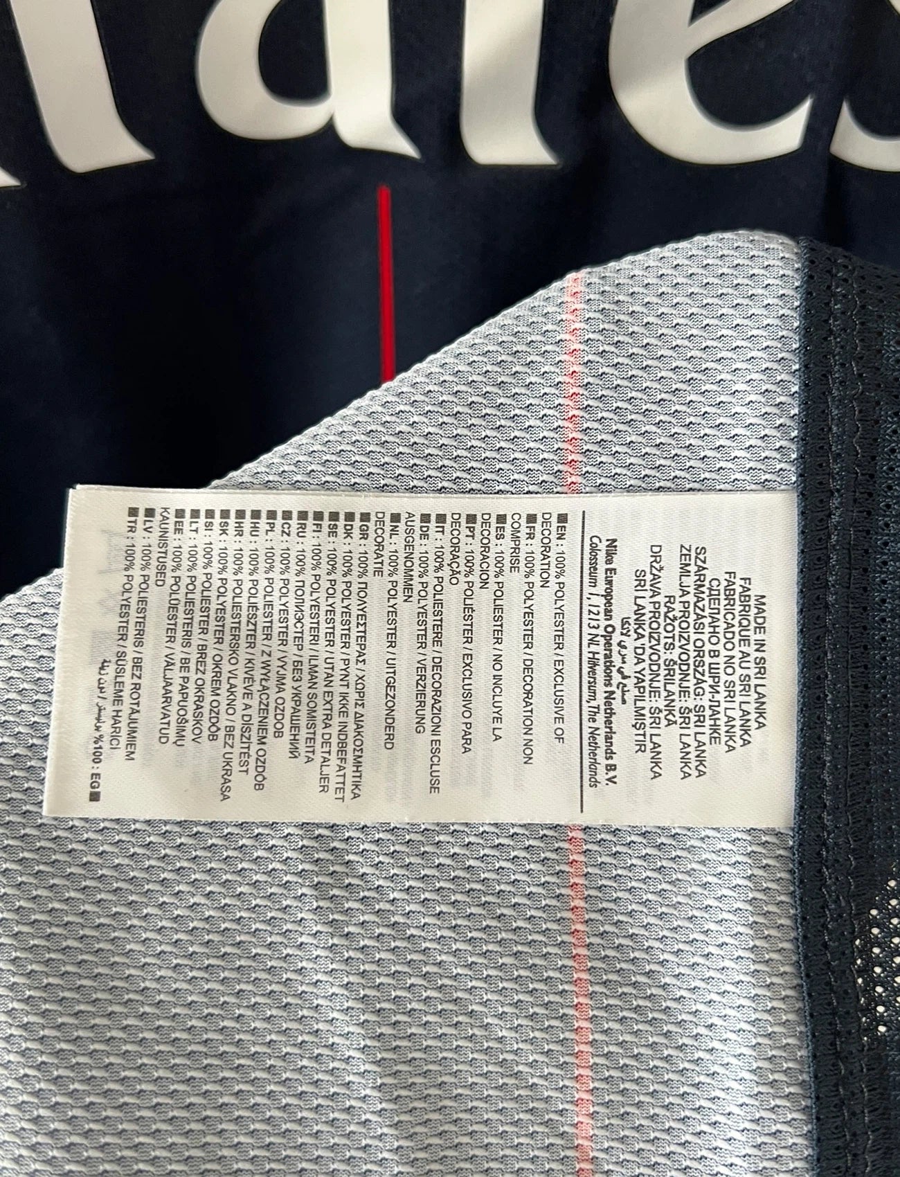 Maillot de foot vintage domicile bleu et rouge du psg 2009/2010. On peut retrouver l'équipementier Nike et le sponsor Fly Emirates. Il s'agit d'un maillot authentique d'époque.