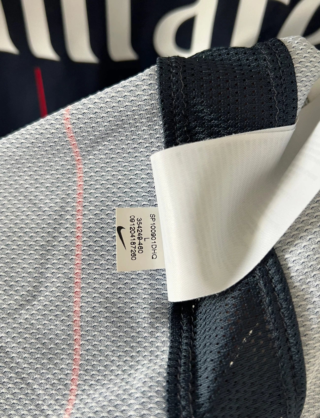 Maillot de foot vintage domicile bleu et rouge du psg 2009/2010. On peut retrouver l'équipementier Nike et le sponsor Fly Emirates. Il s'agit d'un maillot authentique d'époque.