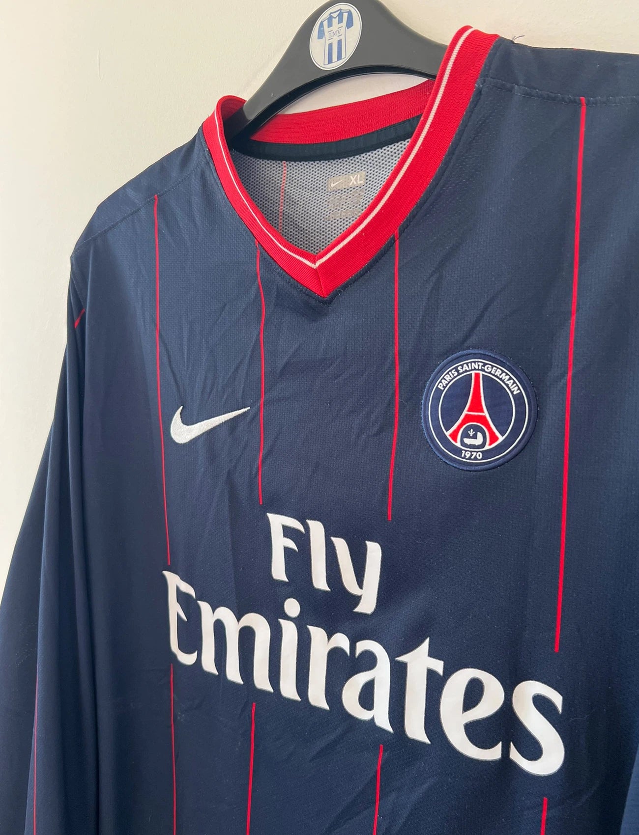 Maillot de foot vintage domicile bleu et rouge du PSG de la saison 2009/2010. On peut retrouver l'équipementier Nike et le sponsor Fly Emirates. Il s'agit d'un maillot authentique d'époque.