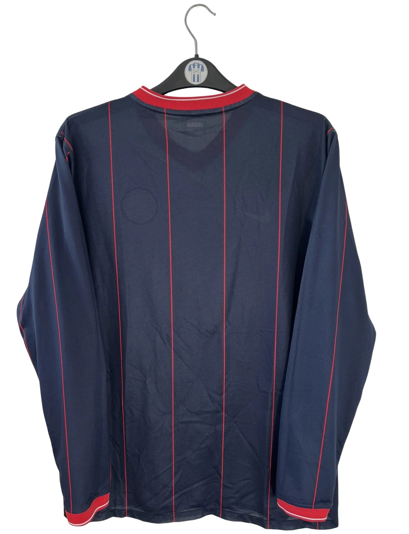 Maillot de foot vintage domicile bleu et rouge du PSG de la saison 2009/2010. On peut retrouver l'équipementier Nike et le sponsor Fly Emirates. Il s'agit d'un maillot authentique d'époque.