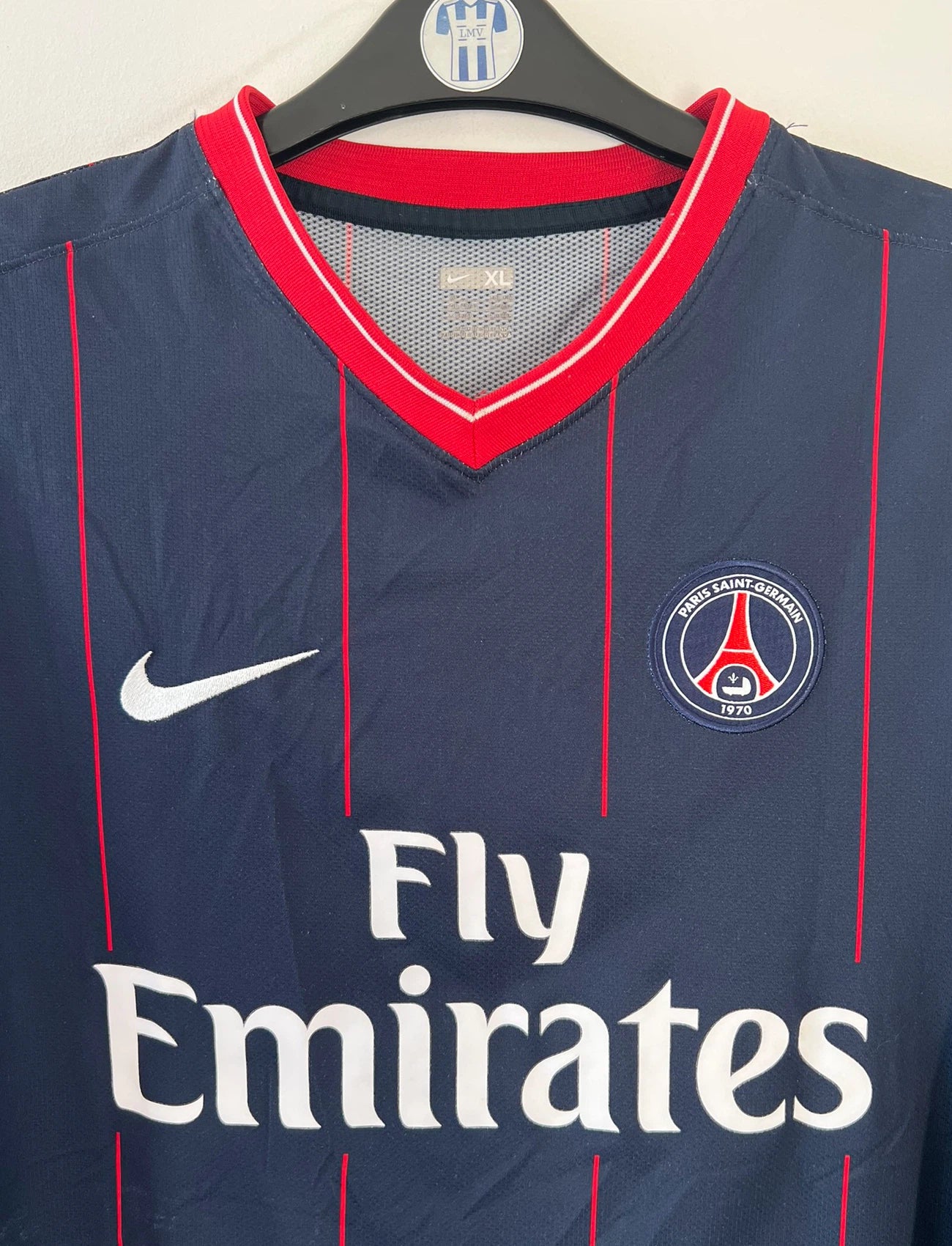 Maillot de foot vintage domicile bleu et rouge du PSG de la saison 2009/2010. On peut retrouver l'équipementier Nike et le sponsor Fly Emirates. Il s'agit d'un maillot authentique d'époque.