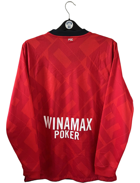 Maillot de foot vintage domicile rouge du PSG de la saison 2010/2011 édité pour les 40 ans du club. On peut retrouver l'équipementier Nike et le sponsor Fly Emirates. Il s'agit d'un maillot authentique issu du stock pro du club.