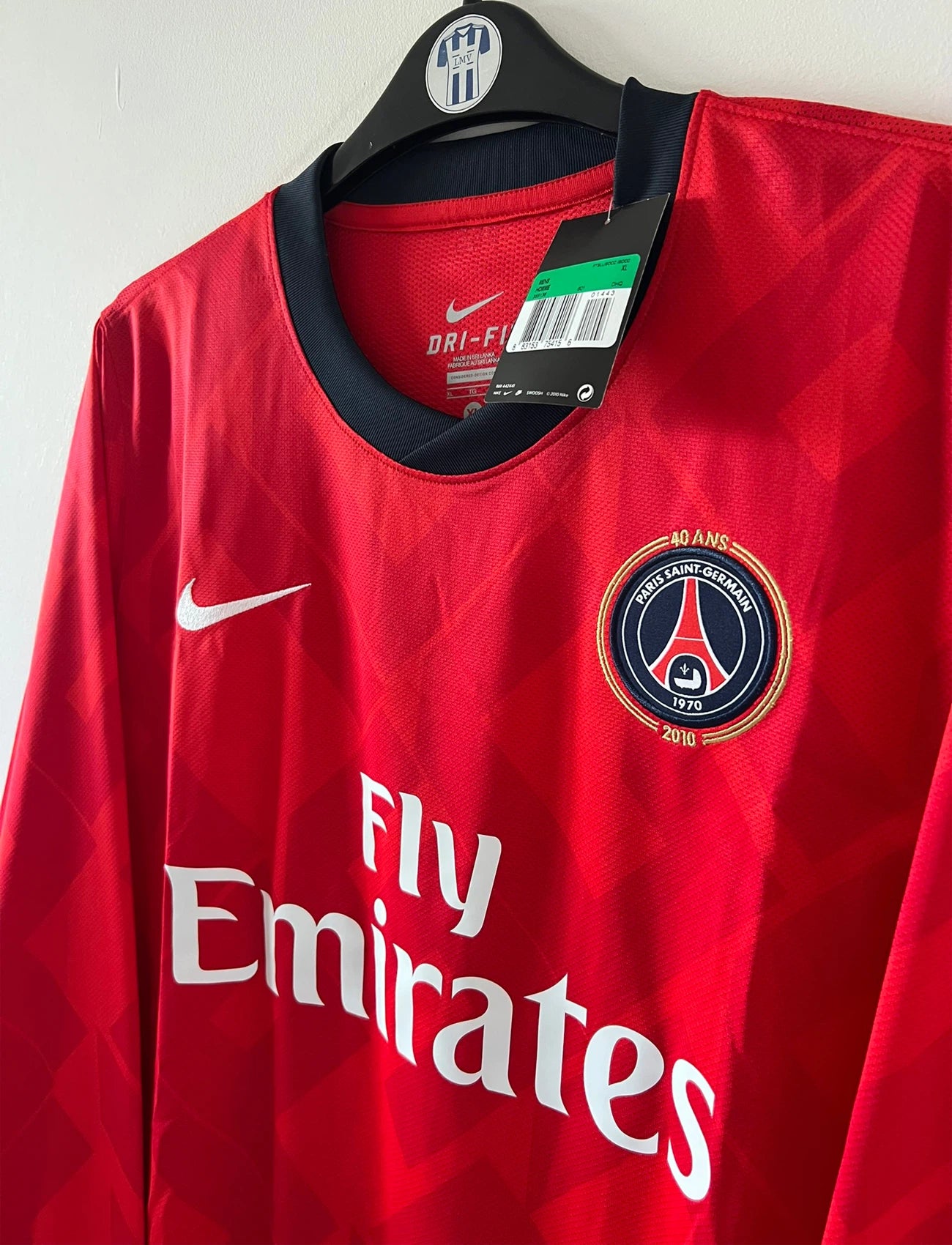 Maillot de foot vintage domicile rouge du PSG de la saison 2010/2011 édité pour les 40 ans du club. On peut retrouver l'équipementier Nike et le sponsor Fly Emirates. Il s'agit d'un maillot authentique issu du stock pro du club.