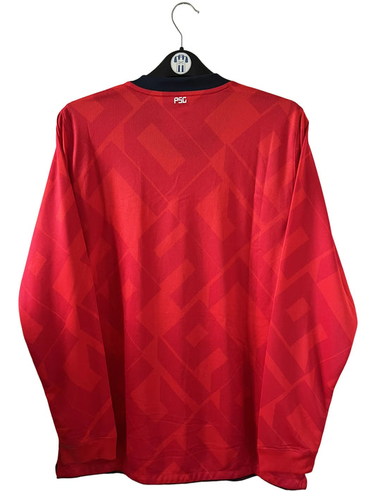 Maillot de foot vintage domicile rouge du PSG de la saison 2010/2011 édité pour les 40 ans du club. On peut retrouver l'équipementier Nike et le sponsor Fly Emirates. Il s'agit d'un maillot authentique issu du stock pro du club.