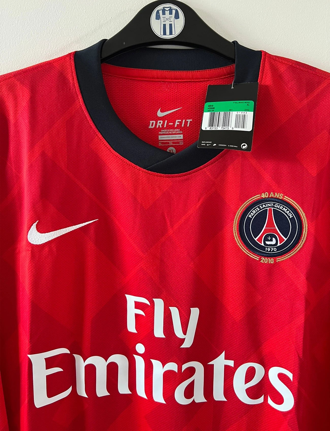 Maillot de foot vintage domicile rouge du PSG de la saison 2010/2011 édité pour les 40 ans du club. On peut retrouver l'équipementier Nike et le sponsor Fly Emirates. Il s'agit d'un maillot authentique issu du stock pro du club.