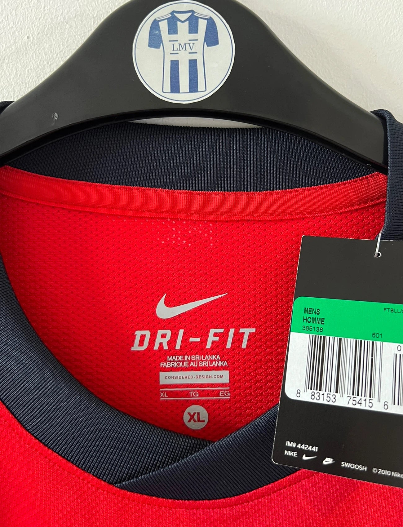 Maillot de foot vintage domicile rouge du PSG de la saison 2010/2011 édité pour les 40 ans du club. On peut retrouver l'équipementier Nike et le sponsor Fly Emirates. Il s'agit d'un maillot authentique issu du stock pro du club.