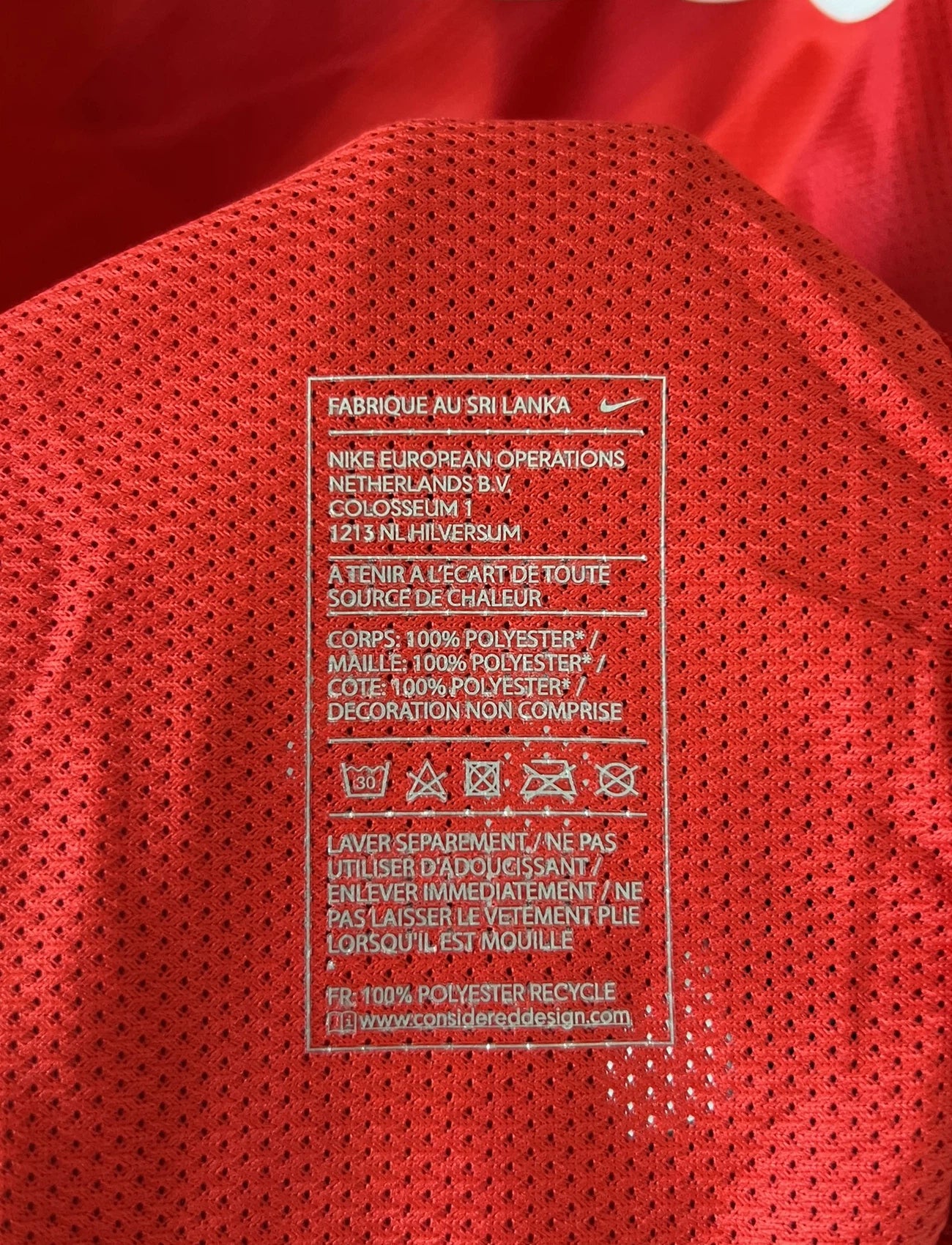 Maillot de foot vintage domicile rouge du PSG de la saison 2010/2011 édité pour les 40 ans du club. On peut retrouver l'équipementier Nike et le sponsor Fly Emirates. Il s'agit d'un maillot authentique issu du stock pro du club.
