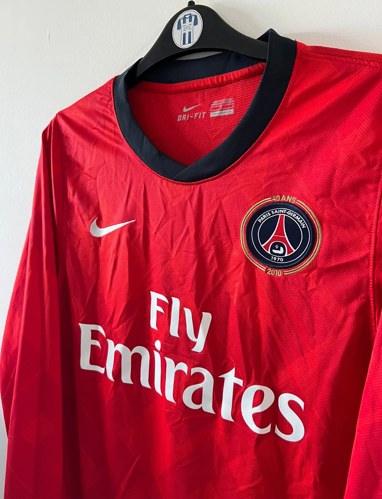 Maillot de foot vintage domicile rouge du PSG de la saison 2010/2011 édité pour les 40 ans du club. On peut retrouver l'équipementier Nike et le sponsor Fly Emirates. Il s'agit d'un maillot authentique issu du stock pro du club.