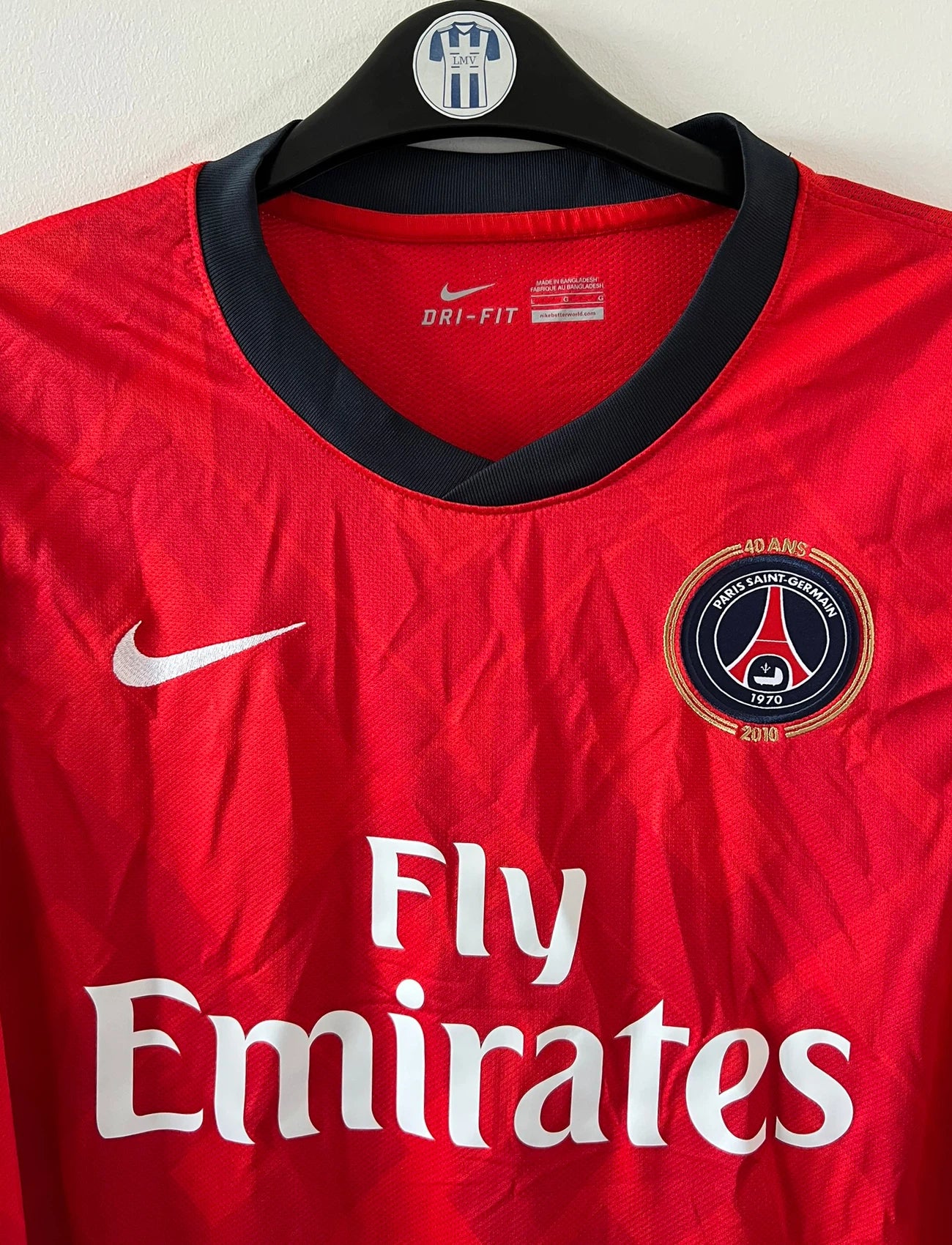 Maillot de foot vintage domicile rouge du PSG de la saison 2010/2011 édité pour les 40 ans du club. On peut retrouver l'équipementier Nike et le sponsor Fly Emirates. Il s'agit d'un maillot authentique issu du stock pro du club.