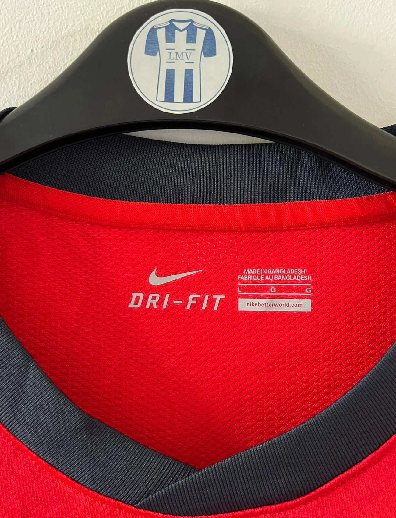 Maillot de foot vintage domicile rouge du PSG de la saison 2010/2011 édité pour les 40 ans du club. On peut retrouver l'équipementier Nike et le sponsor Fly Emirates. Il s'agit d'un maillot authentique issu du stock pro du club.