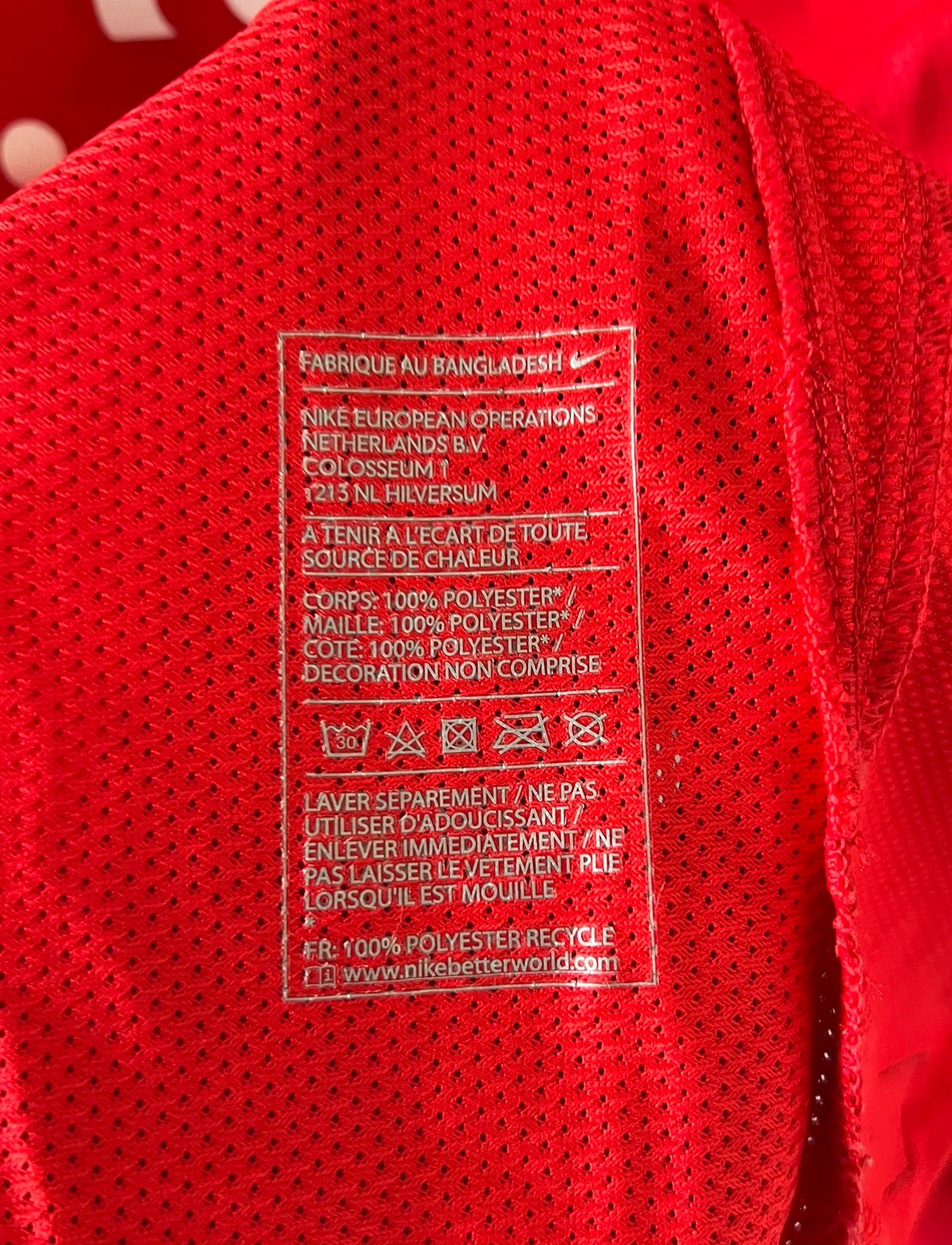 Maillot de foot vintage domicile rouge du PSG de la saison 2010/2011 édité pour les 40 ans du club. On peut retrouver l'équipementier Nike et le sponsor Fly Emirates. Il s'agit d'un maillot authentique issu du stock pro du club.