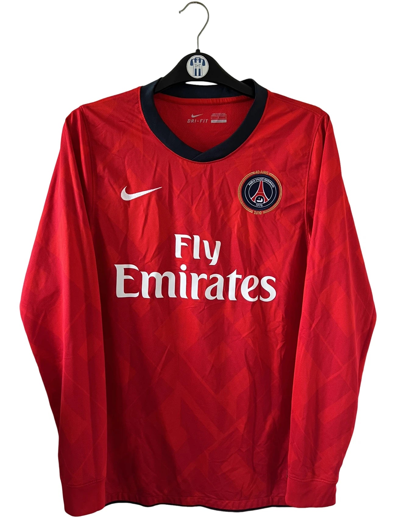 Maillot de foot vintage domicile rouge du PSG de la saison 2010/2011 édité pour les 40 ans du club. On peut retrouver l'équipementier Nike et le sponsor Fly Emirates. Il s'agit d'un maillot authentique issu du stock pro du club.